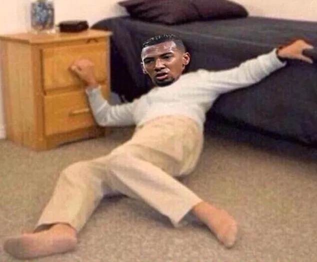 Ảnh chế hài hước pha qua người của Messi khiến Boateng trượt ngã ảnh 7