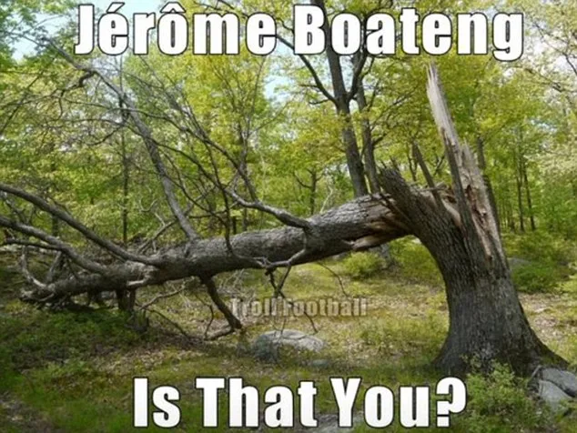 Ảnh chế hài hước pha qua người của Messi khiến Boateng trượt ngã ảnh 8