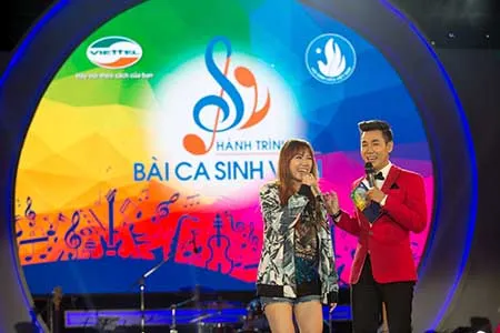 Đông Nhi, Issac, Hari Won đốt cháy đêm chung kết “Hành trình bài ca sinh viên 2015“ ảnh 5 Đông Nhi, Issac, Hari Won đốt cháy đêm chung kết “Hành trình bài ca sinh viên 2015“ ảnh 5