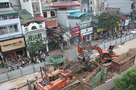 Cận cảnh vụ sập cần cẩu trên đường Cầu Giấy ảnh 3