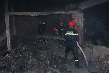 Bà hỏa thiêu rụi xưởng phế liệu ảnh 3 Bà hỏa thiêu rụi xưởng phế liệu ảnh 3