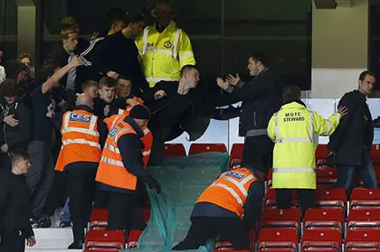 CĐV “tẩn nhau” trong ngày M.U hạ gục Man City 4-0 ảnh 1