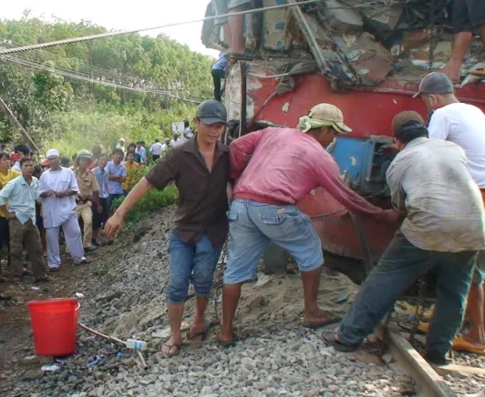 Xe tải lại băng ngang, tàu lửa gặp nạn, lái tàu kẹt trong buồng lái ảnh 1 Xe tải lại băng ngang, tàu lửa gặp nạn, lái tàu kẹt trong buồng lái ảnh 1