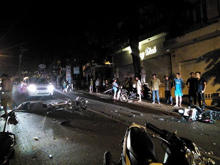 Hai xe máy đối đầu trực diện, 2 người chết, 1 bị thương ảnh 2