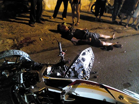 Hai xe máy đối đầu trực diện, 2 người chết, 1 bị thương ảnh 1