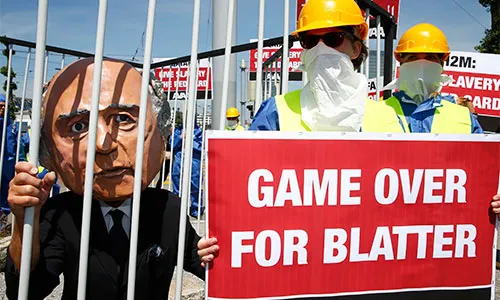 Một nhóm người biểu tình, kêu gọi FIFA phế bỏ Blatter, ngay bên ngoài hội trường nơi diễn ra phiên họp Đại hội đồng FIFA tại Zurich. Ảnh:Reuters. 1-4465-1432853520.jpg