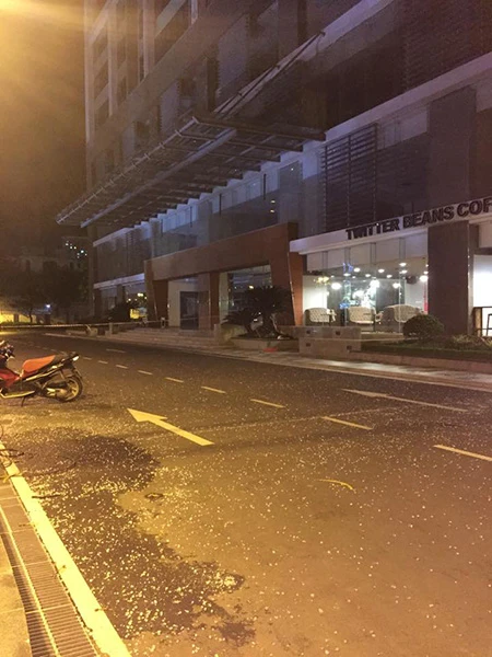 Chập điện, nổ lớn trong cơn giông, người đi đường hoảng loạn ảnh 2