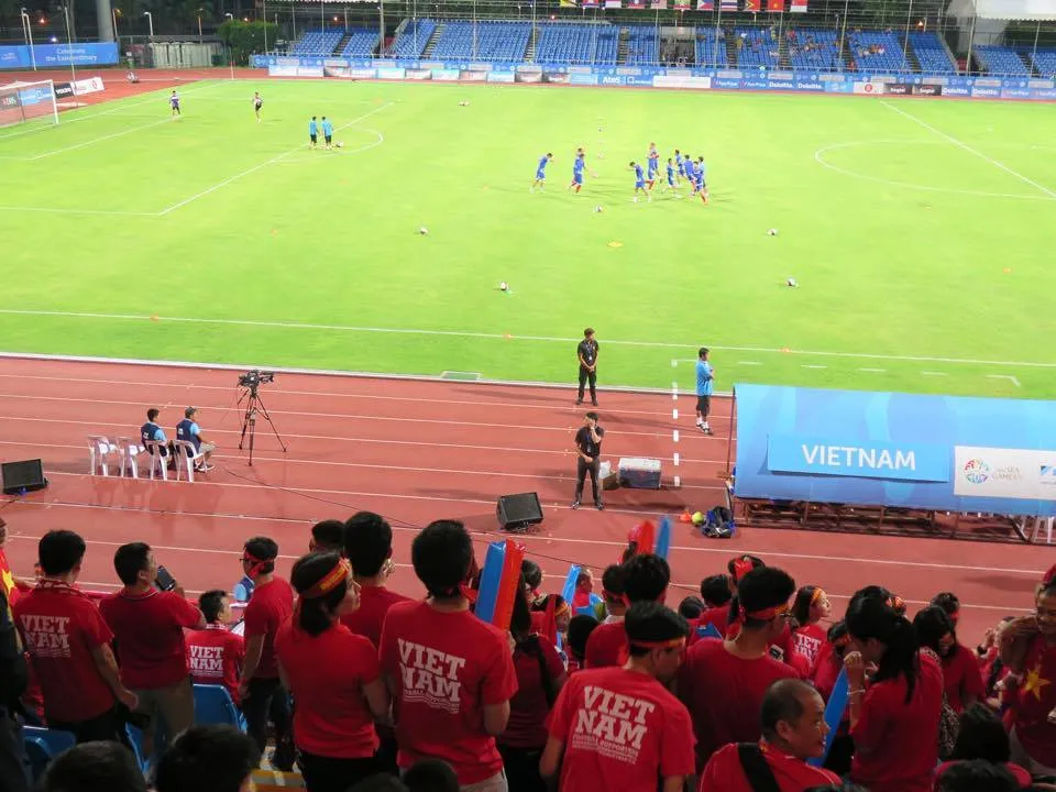 Rộn ràng Bishan trước trận 'tử chiến' U23 Việt Nam - U23 Malaysia ảnh 1