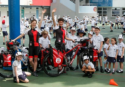 Hai cô gái Nam Phi đạp xe đến Việt Nam vì tê giác ảnh 1