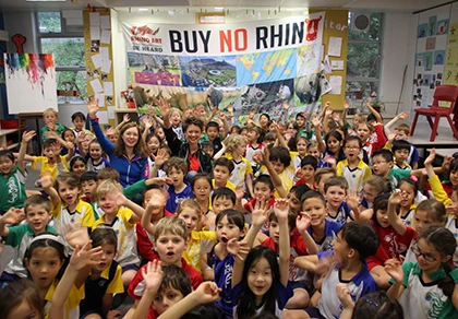 Hai cô gái Nam Phi đạp xe đến Việt Nam vì tê giác ảnh 2