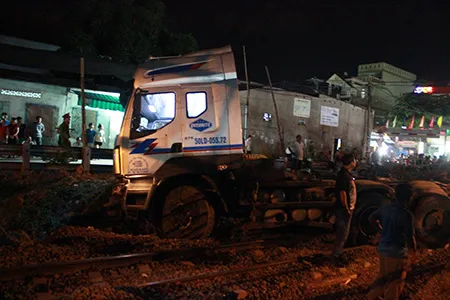 Tàu hỏa 'đấu đầu' xe container, giao thông đường sắt tê liệt 3 giờ đồng hồ ảnh 1 Tàu hỏa 'đấu đầu' xe container, giao thông đường sắt tê liệt 3 giờ đồng hồ ảnh 1