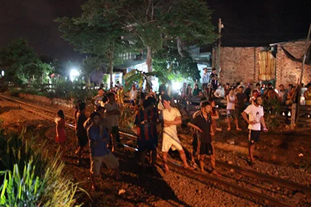 Tàu hỏa 'đấu đầu' xe container, giao thông đường sắt tê liệt 3 giờ đồng hồ ảnh 2 Tàu hỏa 'đấu đầu' xe container, giao thông đường sắt tê liệt 3 giờ đồng hồ ảnh 2