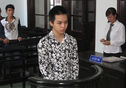 Mượn tiền chơi điện tử không được cướp điện thoại ảnh 1