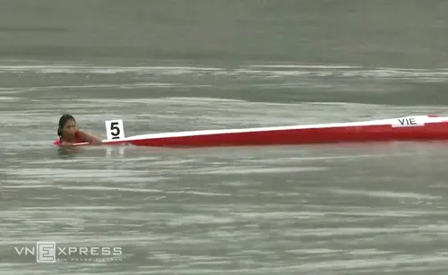 Sau khi rơi xuống nước, Phương bám vào thuyền vì đã kiệt sức. Ảnh:Quang Dũng. 6-9213-1433907082.jpg