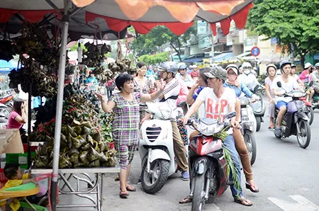 Chùm ảnh: Tết Đoan Ngọ đi chợ mua gì? ảnh 4