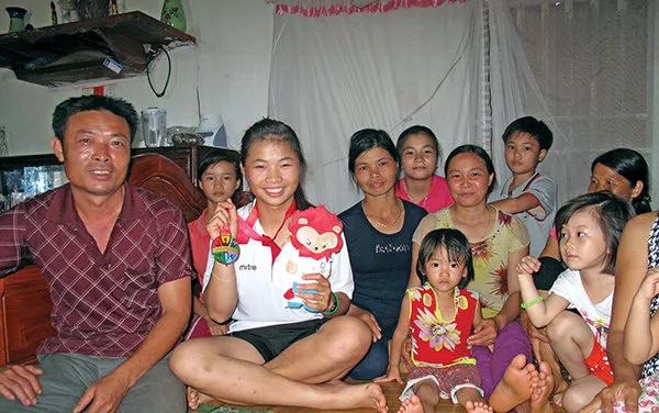 Trương Thị Phương bên cạnh người thân gia đình - Ảnh: KHƯƠNG XUÂN Trương Thị Phương bên cạnh người thân gia đình - Ảnh: KHƯƠNG XUÂN