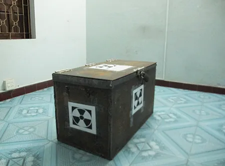 Dùng chì “nhốt” tạm thiết bị lọt tia phóng xạ ra ngoài ảnh 1 Dùng chì “nhốt” tạm thiết bị lọt tia phóng xạ ra ngoài ảnh 1