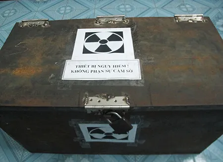 Dùng chì “nhốt” tạm thiết bị lọt tia phóng xạ ra ngoài ảnh 2 Dùng chì “nhốt” tạm thiết bị lọt tia phóng xạ ra ngoài ảnh 2