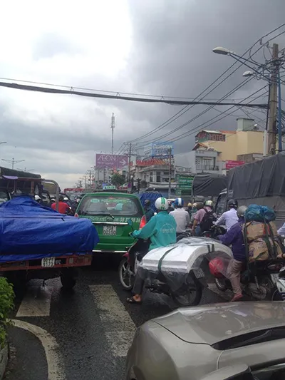Đường tắc vì mưa lớn, đèn giao thông không hoạt động ảnh 3 Đường tắc vì mưa lớn, đèn giao thông không hoạt động ảnh 3