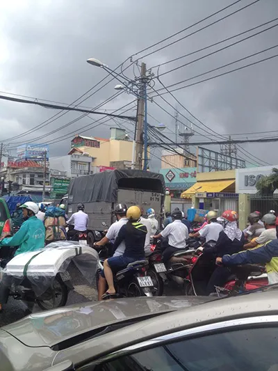 Đường tắc vì mưa lớn, đèn giao thông không hoạt động ảnh 4