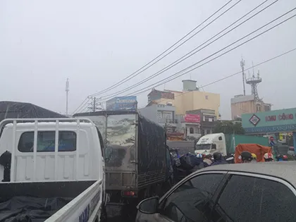 Đường tắc vì mưa lớn, đèn giao thông không hoạt động ảnh 5 Đường tắc vì mưa lớn, đèn giao thông không hoạt động ảnh 5