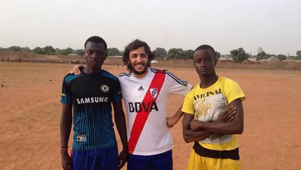 Santiago López Menéndez (giữa) thoát nạn nhờ siêu sao bóng đá đồng hương Messi