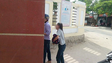 Đến thi muộn vì bố qua đời đột ngột, nữ sinh gục khóc trước cổng trường ảnh 1