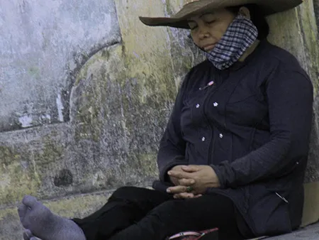 Chùm ảnh người thân vật vạ ngủ ngoài cổng trường thi chờ thí sinh ảnh 11