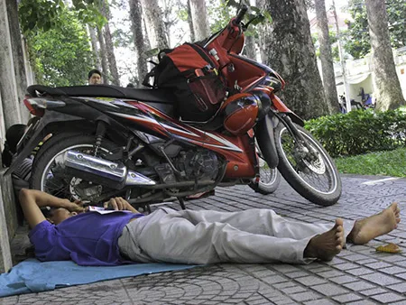 Chùm ảnh người thân vật vạ ngủ ngoài cổng trường thi chờ thí sinh ảnh 13