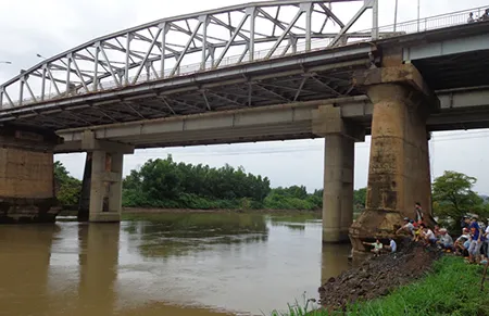 Nam thanh niên nhờ anh trai chăm sóc gia đình rồi nhảy cầu tự tử ảnh 1