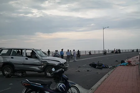 Ô tô tông 2 xe máy, 3 người rơi từ trên cầu xuống đất tử vong ảnh 1 Ô tô tông 2 xe máy, 3 người rơi từ trên cầu xuống đất tử vong ảnh 1