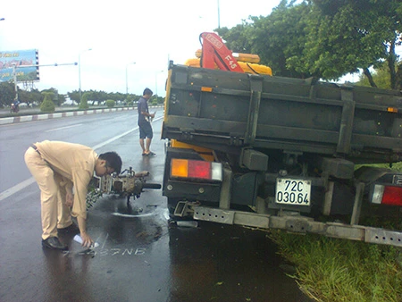 Hi hữu: Tự gây tai nạn tử vong vì mải xem... tai nạn ảnh 1