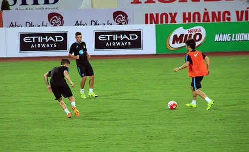 Chùm ảnh cầu thủ Việt Nam, Man City tập luyện cho trận đấu tối nay ảnh 17 Chùm ảnh cầu thủ Việt Nam, Man City tập luyện cho trận đấu tối nay ảnh 17