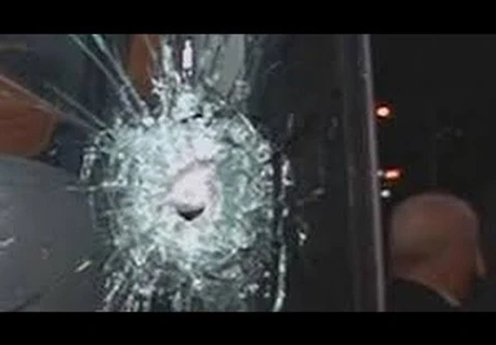 Xe bus đội Hertha Berlin bị người lạ tấn công bằng súng ảnh 2