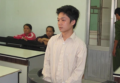 Đi tù vì trộm 12 chai rượu mang về nuôi vợ đẻ ảnh 1