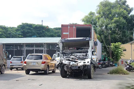 Tông vào đuôi xe đầu kéo, tài xế mắc kẹt trong ca bin ảnh 1