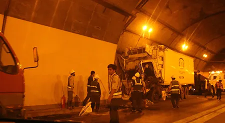 Xe tải mất phanh đâm vào thành hầm đường bộ Hải Vân ảnh 1 Xe tải mất phanh đâm vào thành hầm đường bộ Hải Vân ảnh 1