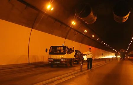 Xe tải mất phanh đâm vào thành hầm đường bộ Hải Vân ảnh 3 Xe tải mất phanh đâm vào thành hầm đường bộ Hải Vân ảnh 3