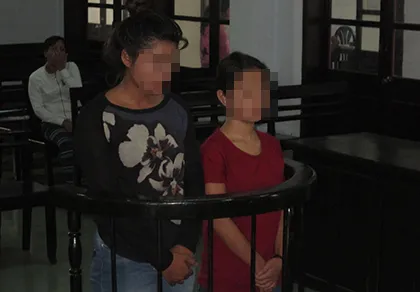 2 thiếu nữ tuổi teen đi tù vì rủ nhau móc túi ảnh 1