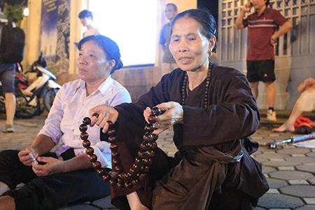 Người dân Thủ đô trắng đêm chờ đón đại lễ 2-9 ảnh 24