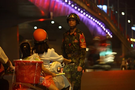 Người dân Thủ đô trắng đêm chờ đón đại lễ 2-9 ảnh 22