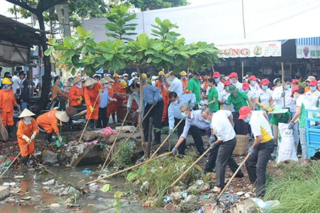 Hơn 1.000 người ra quân chiến dịch 'làm cho thế giới sạch hơn' ảnh 1