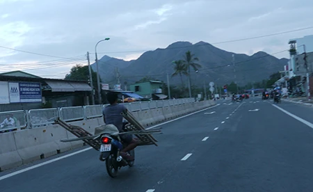 Hiểm họa khôn lường trên quốc lộ mở rộng ảnh 5