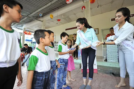 Hoa hậu Hoàn vũ Việt Nam mang tiếng cười đến các em nhỏ ảnh 3