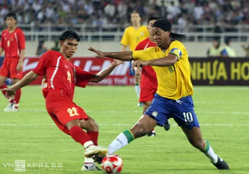 Năm 2008, Ronaldinho cùng Olympic Brazil đá giao hữu với tuyển Việt Nam tại Mỹ Đình. Ảnh:Đức Đồng. ronaldo-ronaldinho-co-the-sang-viet-nam-da-giao-huu-vao-thang-4-2016