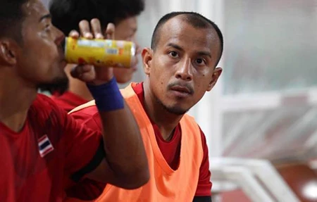 HLV Kiatisak giận học trò vì trốn không đá với Việt Nam ảnh 1