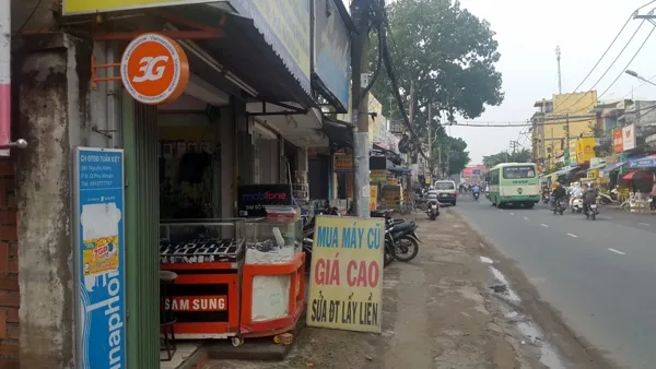 Các "cửa hàng di động" tồn tại song song với nhiều cửa hàng điện thoại trên con đường này. Các "cửa hàng di động" tồn tại song song với nhiều cửa hàng điện thoại trên con đường này.