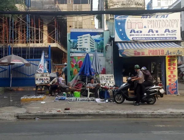 Bên cạnh các tủ bán hàng riêng lẻ, nhiều nơi người bán tụ lại thành nhóm để hàng hóa được đa dạng. Bên cạnh các tủ bán hàng riêng lẻ, nhiều nơi người bán tụ lại thành nhóm để hàng hóa được đa dạng.