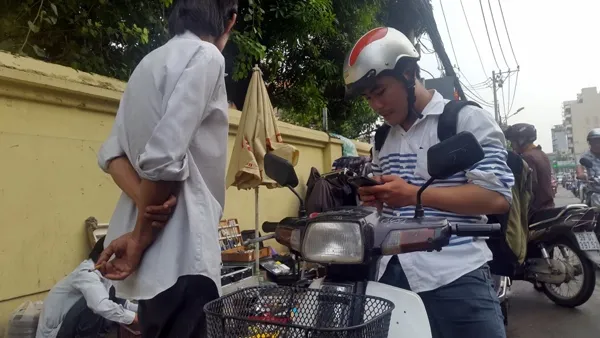 Số lượng người dùng bình thường và "cò", "lái" điện thoại đi mua hàng là như nhau vì ở khu vực này, phải những người sành sỏi mới đủ kiến thức để xem những món hàng điện tử. Số lượng người dùng bình thường và "cò", "lái" điện thoại đi mua hàng là như nhau vì ở khu vực này, phải những người sành sỏi mới đủ kiến thức để xem những món hàng điện tử.