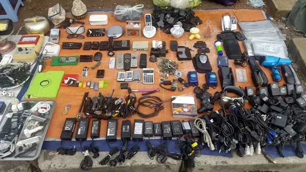 Những người "săn" hàng cổ, hàng "độc" thường dành phần lớn thời gian "soi" các gian hàng thập cẩm kiểu này, vì may mắn có thể tìm được món "ngon" với giá rẻ. Những người "săn" hàng cổ, hàng "độc" thường dành phần lớn thời gian "soi" các gian hàng thập cẩm kiểu này, vì may mắn có thể tìm được món "ngon" với giá rẻ.